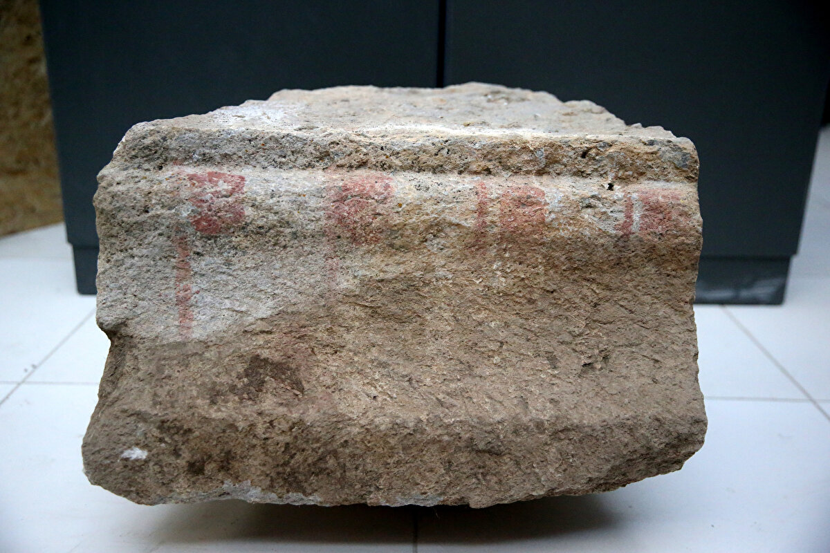 <br>Yazlık, AA muhabirine, bölgede 2005 yılında başlatılan kazılarda çıkarılan 4. yüzyıla ait sikkeler sayesinde taşlara tarihlendirme yaptığını söyledi.