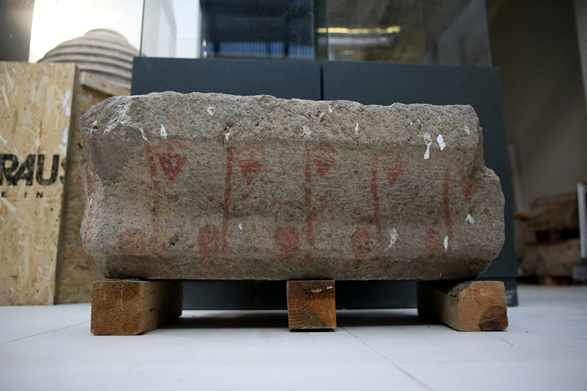 <br>Taşlarda resimler bulunduğunu anlatan Yazlık, "Üzerlerinde ayın evreleri ve takım yıldızlarına benzeyen belirli bir sistematikle dizilmiş noktalar olduğunu gördüm." dedi.