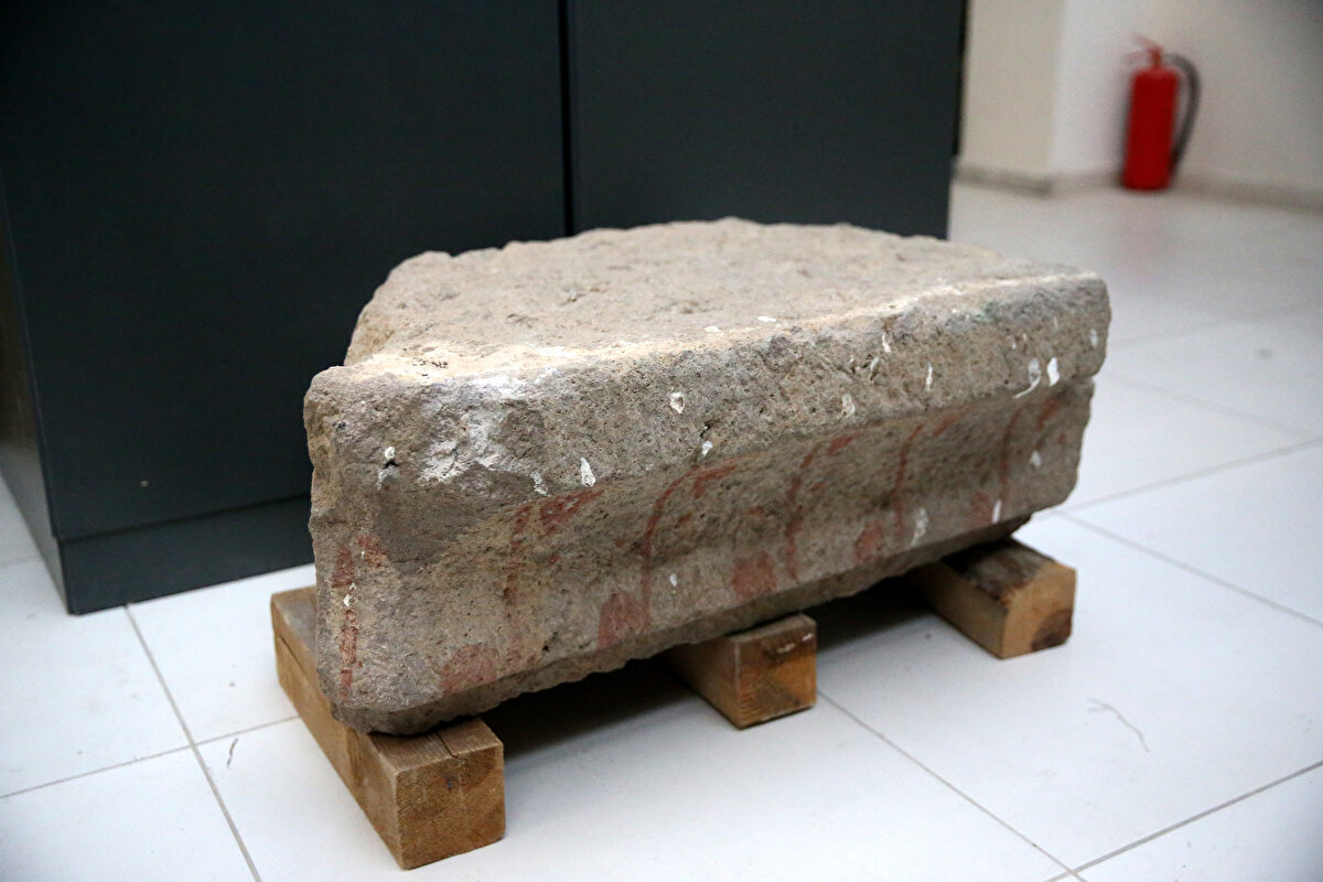 Yazlık, taşların bölge turizmi için de önemli olduğunun altını çizerek, "Develi bölgesinde bulduğumuz aşağı yukarı 1700 yaşındaki bu taşlar, türünün Anadolu'da bilinen tek örneği olması hasebiyle turizm açısından da değer ifade ediyor." ifadelerini kullandı.