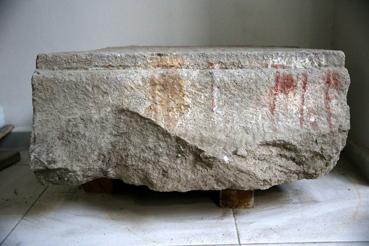 "Benzer bir örnek daha önce hiç görülmedi"<br><br>Yazlık, Nevşehir Hacıbektaş Veli Üniversitesi Sosyal Bilimler Enstitüsü Dergisi'nde taşlarla ilgili makale yazdığını dile getirerek, "Bu makalede, 5 parçanın birbiriyle olan bağlantılı diyagramlarını çıkardık. Buna benzer bir örnek daha önce hiç görülmedi. Mevcut örnekleri bildiğimiz için geçmişteki bu örneği de gördüğümüzde ikisi arasındaki ilişkiyi bulmuş olduk." diye konuştu.