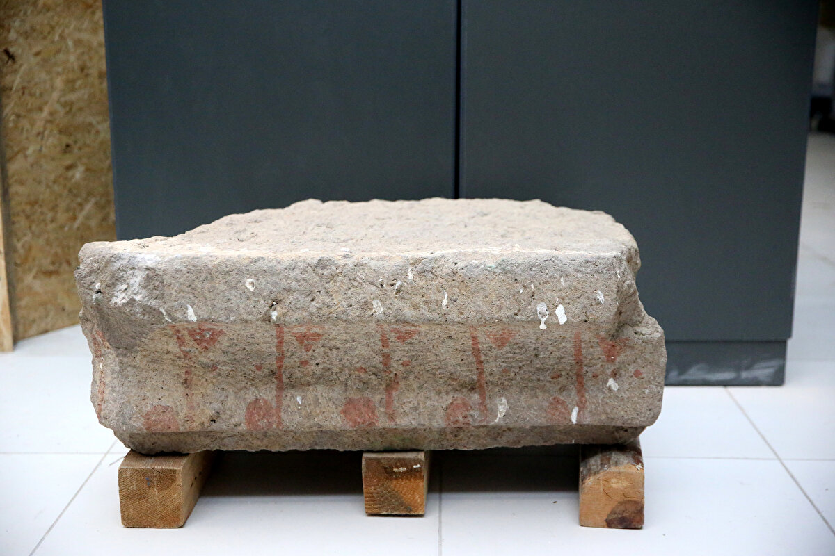 Araştırmaları sonucunda taşların, ay ve yıldızların konumlarına göre tarımsal faaliyet zamanlaması yapılan biyodinamik tarım takvimine ait parçalar olduğunu tespit ettiğini aktaran Yazlık, Roma döneminde kullanılan takvimin, Anadolu'da bilinen ilk ve tek örnek olarak öne çıktığını ifade etti.