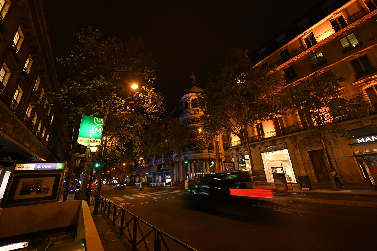 Fransa'da başkenti Paris'te, enerji tasarrufu amacıyla, mesai bitiminde ofis ve dükkanların ışıkları söndürülmeye başlıyor.<br>