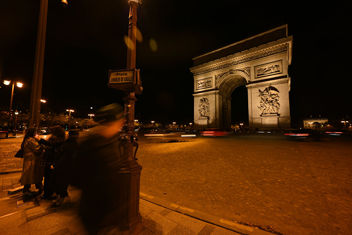 Champs Elysees Avenue`da bulunan lüks mağazaların da ışıklarının söndürüldüğü görüldü.<br>