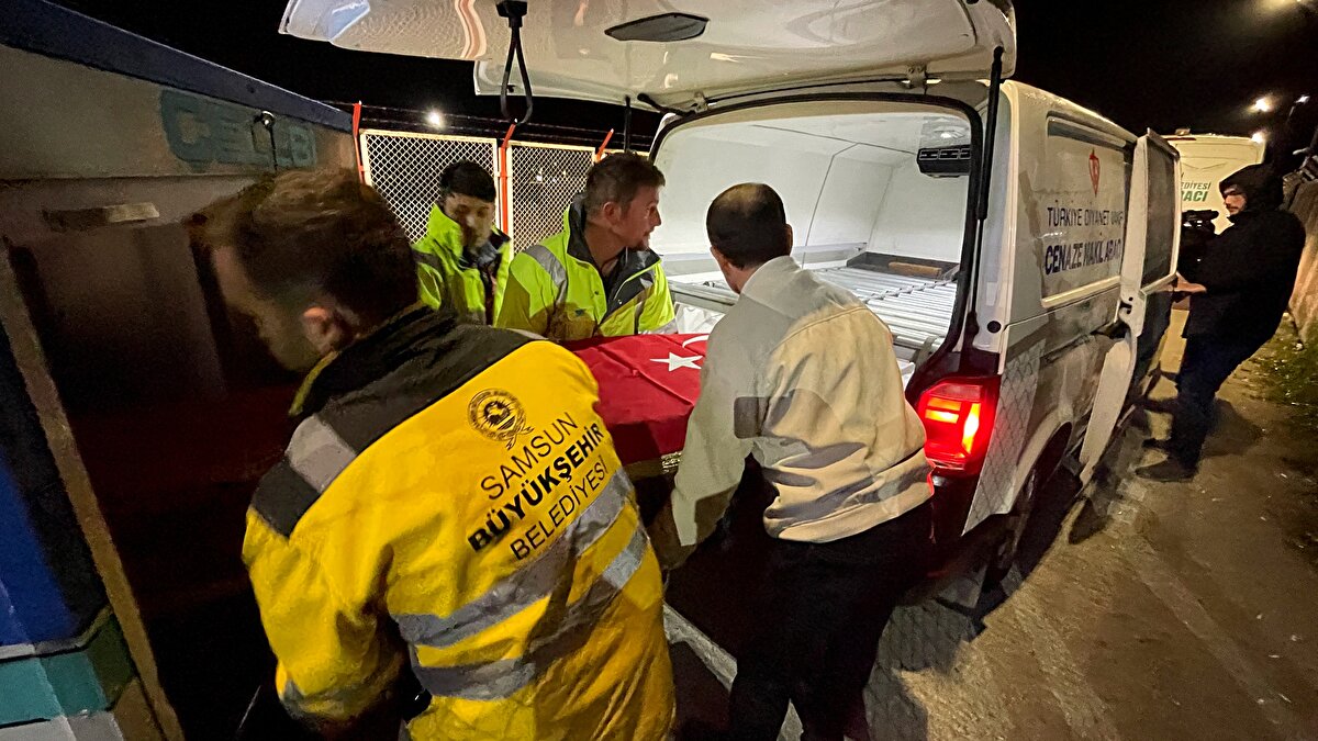 Uçaktan alınarak cenaze aracına konulan Mevlüde Genç'in naaşı, defnedilmek üzere memleketi Amasya'nın Taşova ilçesine bağlı Mercimek köyüne götürüldü.