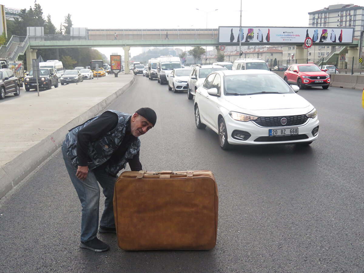 Yolda bavul gören sürücüler, şerit değiştirdi. Sürücü aracı tamir edilirken bir süre bavulunu reflektör gibi kullandı. 