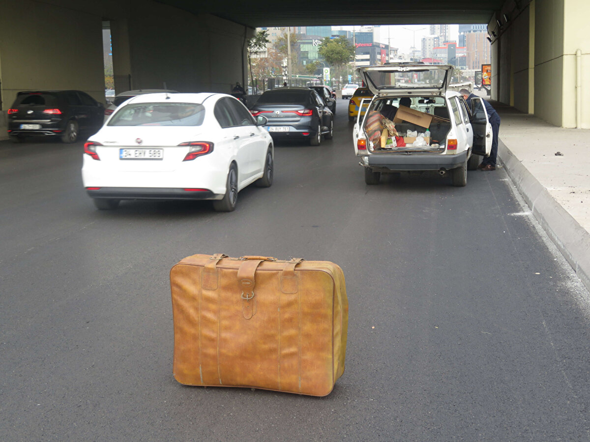 Yaklaşık yarım saat sonra arızası giderilen otomobiyle yoluna devam etti.