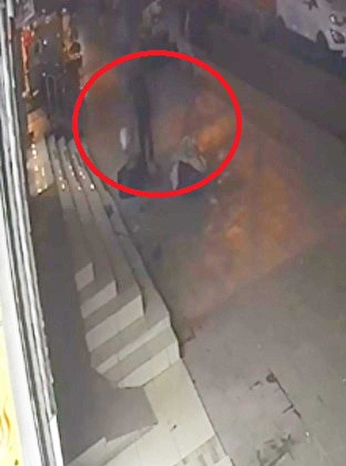 Yılmaz'ın ihbarı üzerine olay yerine gelen polis ekipleri güvenlik kamerası görüntülerini inceleyerek, şüphelinin yakalanması için çalışma başlattı.