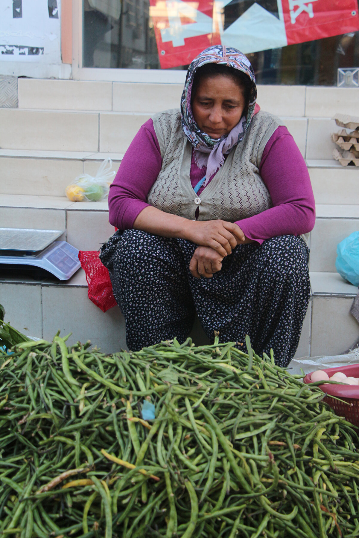 'ZORLA GEÇİNİYORUZ'<br>Gamze Yılmaz, “Eşim hasta olduğu için ben hem ona hem de çocuklarımıza bakıyorum. Tezgahı temizlerken arka tarafa süpürge almaya gitmiştim o sırada adamın biri geldi aldı her şeyimi. Bu para yumurtacının, ıspanakçının, fasulyecinin parası. 3 gündür kazandığım, sermaye yapacağım paraydı. Her şeyim gitti. Konuşamıyorum. Hakkımı helal etmiyorum. Sermayemi çalan kişi eğer beni duyuyorsa lütfen paramı geri getirsin. Zorla geçiniyoruz" diye konuştu.
