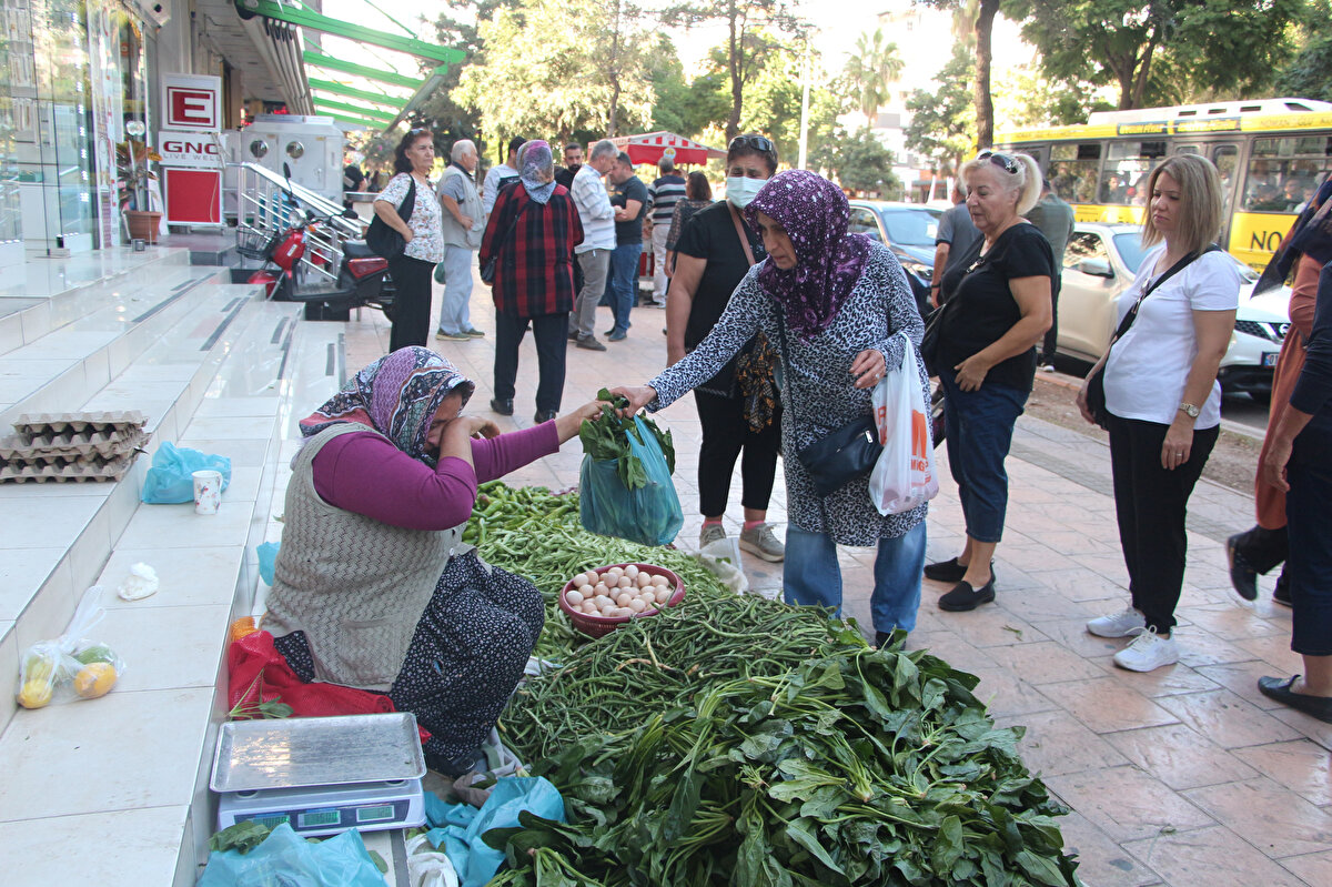 Olay, dün saat 23.50 sıralarında Çukurova ilçesi Şehitler Bulvarı'nda meydana geldi. KOAH tedavisi gören eşi çalışamadığı için evinin geçimini ve 3 çocuğunun okul masraflarını kaldırımda yeşillik satarak sağlamaya çalışan Gamze Yılmaz, temizlik yaparken tezgahından ayrıldı. 