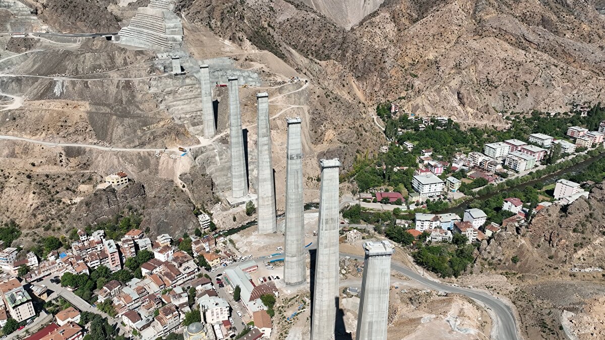 Yusufeli Barajı ile su altında kalacak ilçenin yeni yerleşim yerine 4 viyadükle birlikte toplam uzunluğu 56,7 kilometre olan 40 tünel ile ulaşım sağlanacak. Konya ile Antalya arasındaki 166 metre yüksekliğindeki Eğiste Viyadüğü`nün ardından Türkiye`nin en yüksek ayaklı ikinci viyadüğü ve 150 metre yüksekliğe, 628 metre uzunluğuna sahip Tekkale Viyadüğü’nün yanı sıra Şilenkar Viyadüğü ile Yusufeli Barajı Viyadüğünde çalışmalar tamamlandı. İşaret ve yön levhaları yerleştirilen viyadükler, vatandaşların kullanımı açıldı.<br>