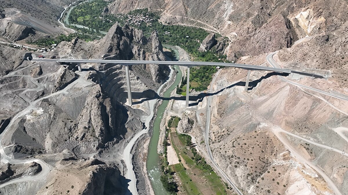 Kentteki bir başka viyadük olan Yusufeli Viyadüğü`nde de çalışmalarda sona gelindi. İlçeyi Karadeniz`e ve doğuya bağlayan şehrin içine kurulan viyadüğün ayaklarında yapılan çalışma tamamlanırken, çelik konstrüksiyon çalışmaları sürdürülüyor. `Yeni kurulan ilçe merkezinin gerdanlığı` olarak nitelendirilen viyadük, görünümüyle Boğaz Köprüsü’nü andırıyor. Viyadükteki çalışmaların kısa sürede tamamlanarak, hizmete sunulması hedefleniyor.<br>