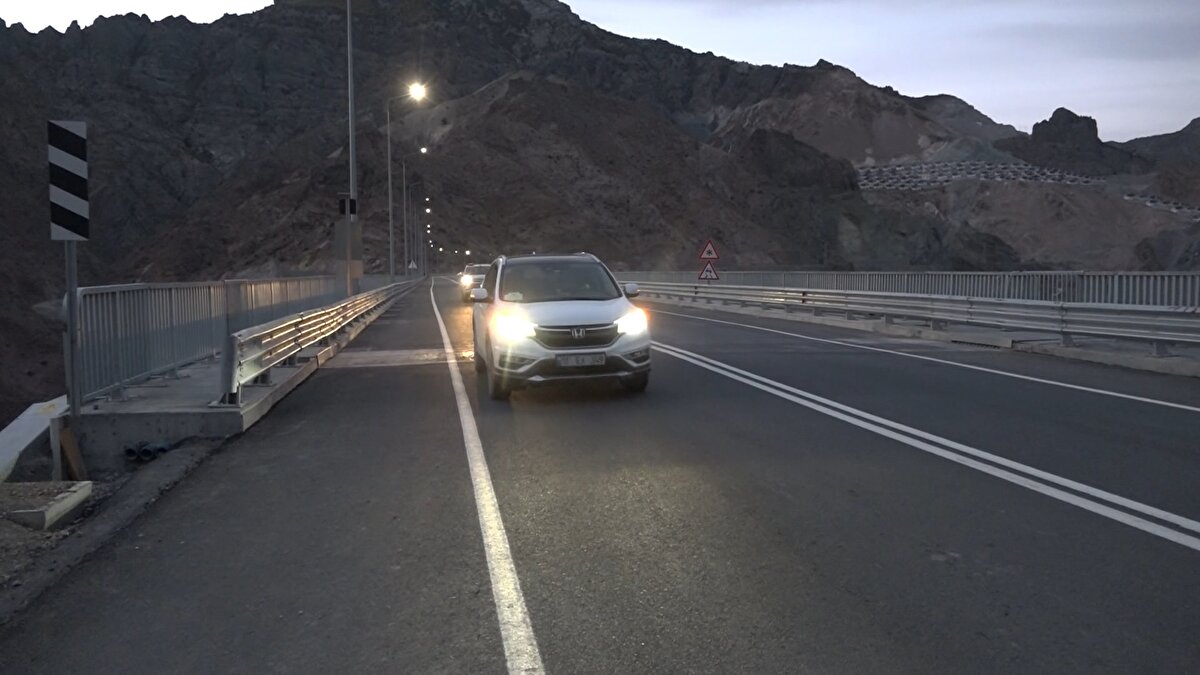 Serttaş, Yusufeli Merkez Viyadüğü`nde çalışmaların devam ettiğini kaydederek, “Şu anda çalışmakta olduğumuz köprü Yusufeli Merkez Viyadüğü`dür. Toplam uzunluğu 680 metre, genişliği 16,5 metre, toplamda 8 bin 500 ton çelik yapılacaktır. Çelik imalatlarımız kenar ayaklarda yapılıp, segment halinde oluşturulup, sürme yöntemi yapılacaktır. Yusufelili arkadaşlarımızla sohbetlerimizde konuştuğumuz zaman, Yusufeli merkez viyadüğünün İstanbul Boğaz Köprüsü`ne benzettiklerini, Yusufeli’nin bir gerdanı olacağını ve bitirilmesini sabırsızlıkla beklediklerini söylüyorlar. Bizde firma olarak gece-gündüz imalatlarımıza devam ediyoruz. En kısa sürede de imalatlarımızı tamamlayacağız” diye konuştu.<br>