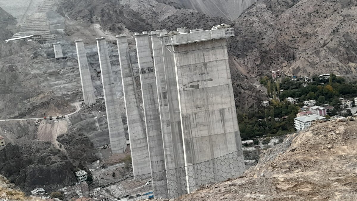 Barajda 558 megavat kurulu güce sahip santral ile 2,5 milyon kişinin elektrik ihtiyacı karşılanabilecek.<br>