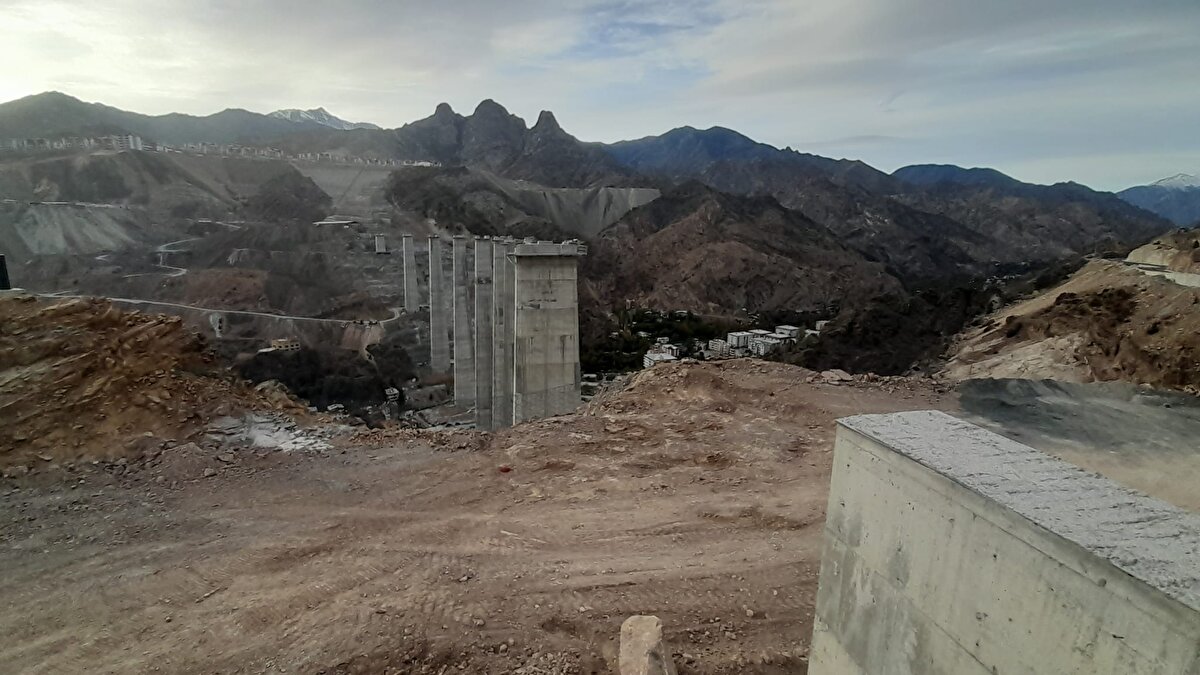 Artvin`deki Çoruh Nehri üzerinde, 26 Şubat 2013`te, dönemin başbakanı Cumhurbaşkanı Recep Tayyip Erdoğan`ın telekonferansla temelini attığı, 275 metre gövde yüksekliğiyle Türkiye`nin en yüksek, `çift eğrilikli ince kemer baraj tipi` kategorisinde ise dünyanın 3`üncü en yüksek barajı olacak Yusufeli Barajı ve Hidroelektrik Santrali (HES) projesinde sona gelindi.<br>