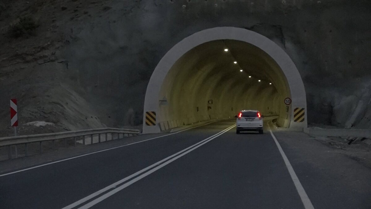 Yusufeli Barajı Proje Müdürü Soner Serttaş, kentteki viyadük inşasıyla ilgili DHA’ya açıklamalarda bulundu. 3 viyadüğün hizmete açıldığını belirten Serttaş, “Proje kapsamımızda toplamda 4 köprümüz vardı. Bunun 3 tanesi tamamladık ve trafiğe açtık. Bunların bir tanesi Şilenkar, diğeri baraj viyadüğü ve sonuncusu Tekkale Viyadüğüdür. Tekkale Viyadüğü, Konya’da yapılan viyadükten sonra Türkiye’nin ikinci en yüksek viyadüğüdür” dedi.<br>