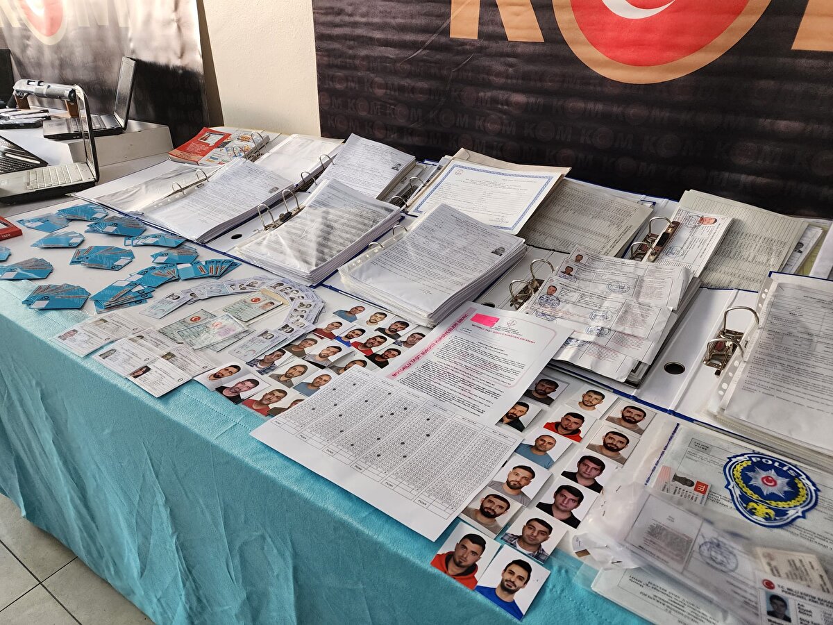 Emniyetteki ifadeler ve yapılan çalışmalarda sonucunda ayrıntılar ortaya çıkmaya başladı.<br><br>Şüphelilerin bağlantı kurdukları Milli Eğitim Bakanlığı personellerinden 25 bin lira karşılığı soruları önceden aldığı, son 1 yıl içinde aralarında görme ve fiziksel engellilerle, okuma yazma bilmeyen kişilerin de olduğu toplam bin 500 kişiye farklı yöntemlerle SRC belgesi alındığı belirlendi.<br><br>