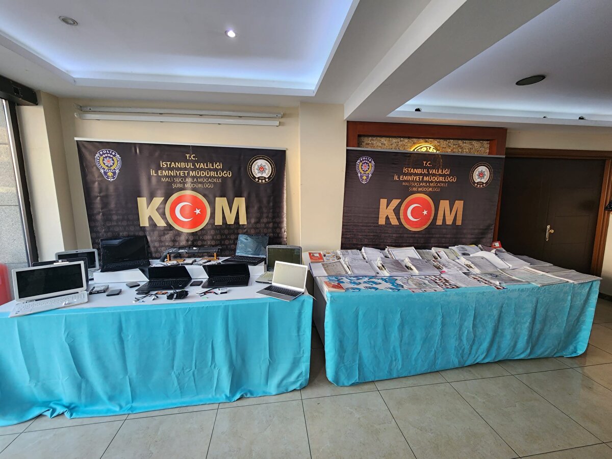 Araştırmaları derinleştiren polis, aynı şebeke üyelerinin Milli Eğitim Bakanlığı'nda görevli personellerden rüşvet karşılığı soruları aldığı, 'joker' adı verilen kişileri adayların yerine sınava soktuğu ya da kulaklık veya elektronik düzenekle kopya çekilmesinin sağlandığını tespit etti.<br><br>