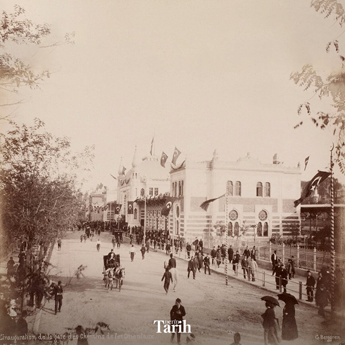 📌O dönem İstanbul’u Avrupa’ya bağlayan gar, birçok hikâyenin başladığı ve son bulduğu bir yerdi. Uzun yıllar trenlere ev sahipliği yapan Sirkeci Garı, 2013’te emekliye ayrıldı.