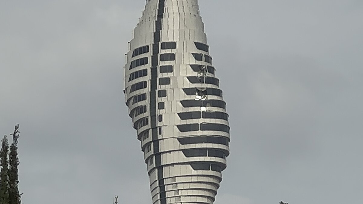 Olaya ilişkin yapılan açıklamada "6 Kasım Pazar gecesi Çamlıca Kulesi dış cephesinde yapılan rutin bakım sonrasında, cephe vincinden parçalar düşmüş ve dış cephede hasar meydana gelmiştir" denildi.<br><br>