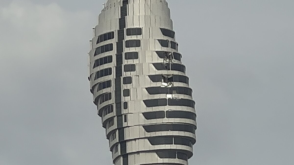 İstanbul Üsküdar'da bulunan Çamlıca Kulesi'nin dış cephesinde, bakım sonrasında vinçten parçaların düşmesi sonucu hasar meydana geldi.<br><br>