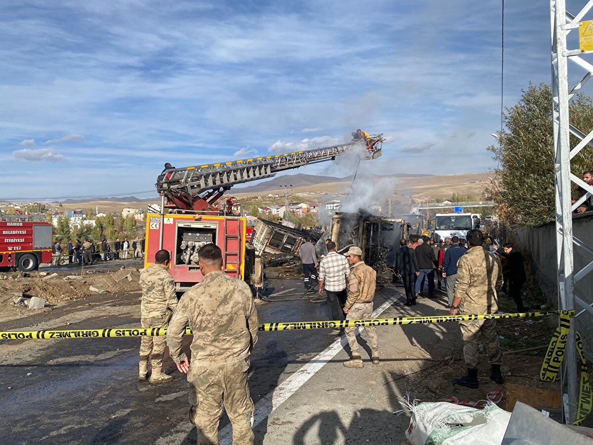 "Ağrı'nın Tutak ilçesinde bir otobüsün devrilerek yanması sonucu 7 vatandaşımız rahmetli oldu. Kendilerine Allah'tan rahmet diliyorum. Tüm Tutak'lı kardeşlerimize ve milletimize baş sağlığı dileklerimi iletiyorum."<br><br>