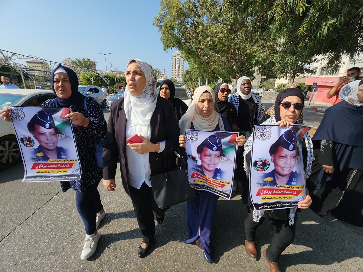 Fetih Hareketi'nin çağrısıyla düzenlenen cenaze törenine katılan Filistinliler, Bernavi'nin posterlerini taşıyarak yürüdü.