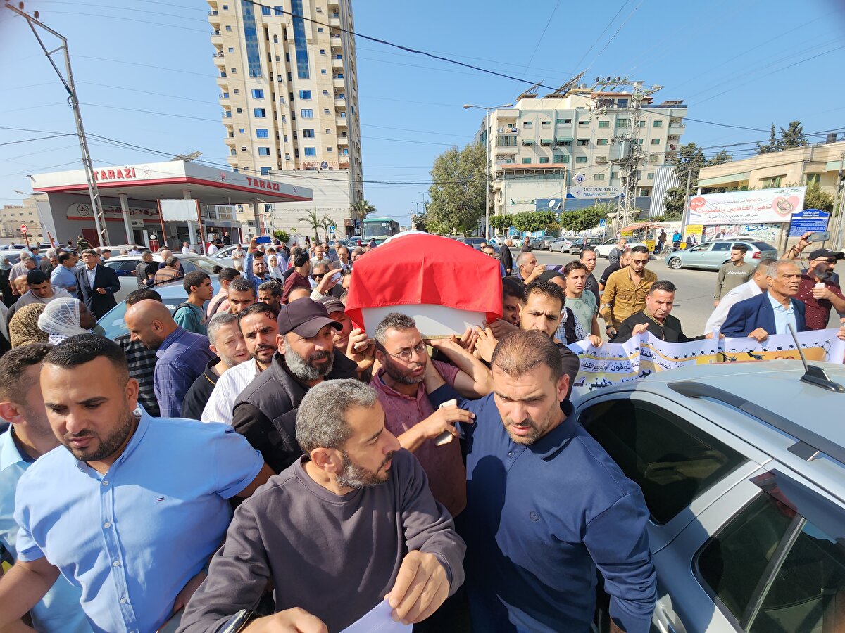 Mısır'da perşembe günü hayatını kaybeden Bernavi'nin cenazesi, kısa süre önce defnedilmesi için Refah Sınır Kapısı'ndan Gazze'ye getirilmişti.