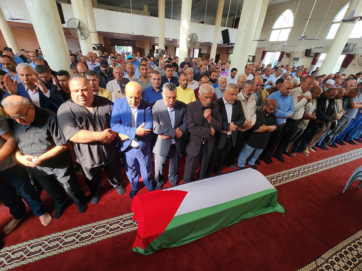 Fetih Hareketi Danışma Meclisi Üyesi İbrahim Ebu en-Neca, yaptığı açıklamada, "İşgale karşı direniş ve mücadeleyle dolu bir hayatın ardından Bernavi'yi son yolculuğuna uğurluyoruz." dedi.