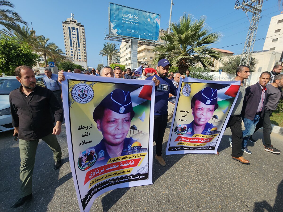 Bernavi'nin, Filistinli tutukluların korunması, işgalle mücadele, siyasi hayata katılım ve Filistin'de kadın polis teşkilatının kurulmasında son derece önemli rolünün olduğunu vurgulayan Neca, Filistin topraklarındaki haklarından ve Kudüs'ten taviz vermeyen bir yaşam geçiren merhumenin ailesine başsağlığı dileklerinde bulundu.