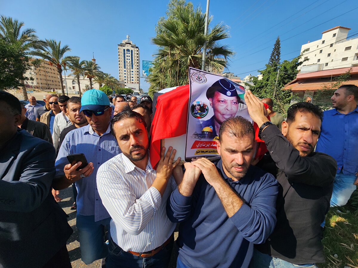 İsrail cezaevlerine giren ilk Filistinli kadın olan, Kudüs doğumlu Bernavi, 1968 yılında girdiği İsrail cezaevinde 10 yıl tutuklu kalmıştı.<br><br>