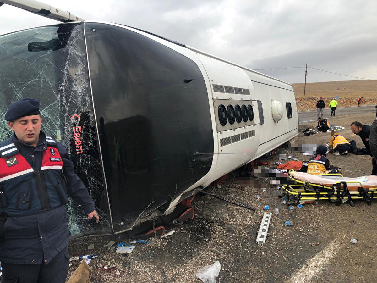 İhbar üzerine kaza yerine çok sayıda AFAD, sağlık ve polis ekibi sevk edildi.<br><br>Kazada ilk belirlemelere göre, 2 kişi hayatını kaybetti, 20 kişi yaralandı.<br>