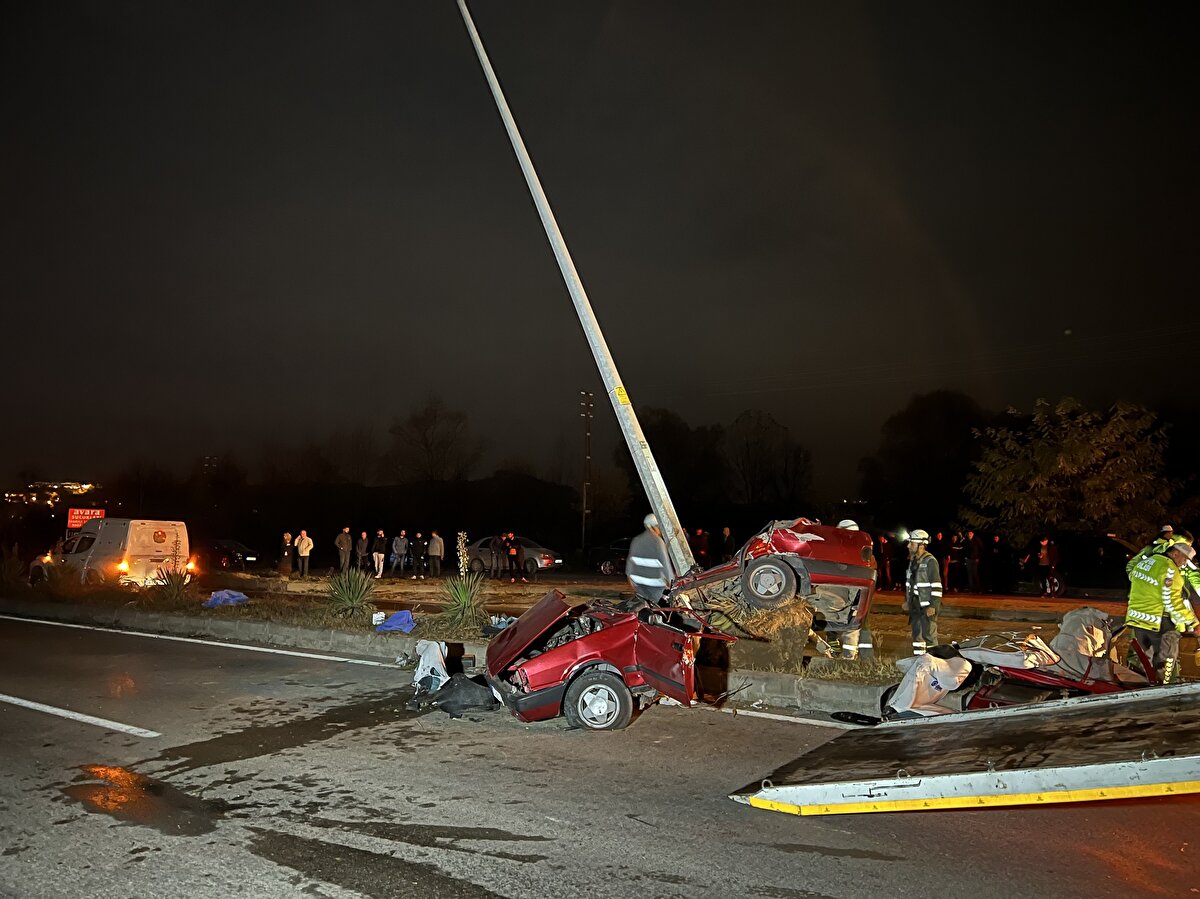 Sağlık ekiplerince yapılan kontrolde, sürücü Mustafa Aloğlu’nun yaşamını yitirdiği belirlendi. Yaralanan Enes Gökbayrak (18), Emrecan Genç (14) ve Emre Genç (16) ise sağlık ekiplerince kaza yerinde yapılan ilk müdahalenin ardından Bartın Devlet Hastanesi'ne kaldırılarak tedaviye alındı.