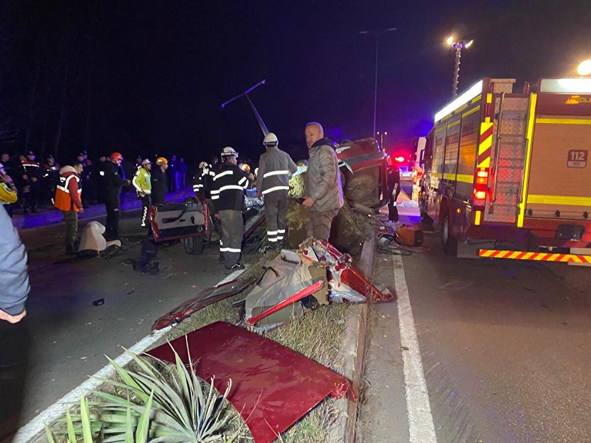 Otomobil 2'ye bölündü<br>Çarpmanın şiddetiyle otomobil ortadan ikiye bölünürken, direk ise yan yattı. Kazayı görenlerin ihbarı üzerine bölgeye sağlık, itfaiye, polis ve AFAD ekipleri sevk edildi.