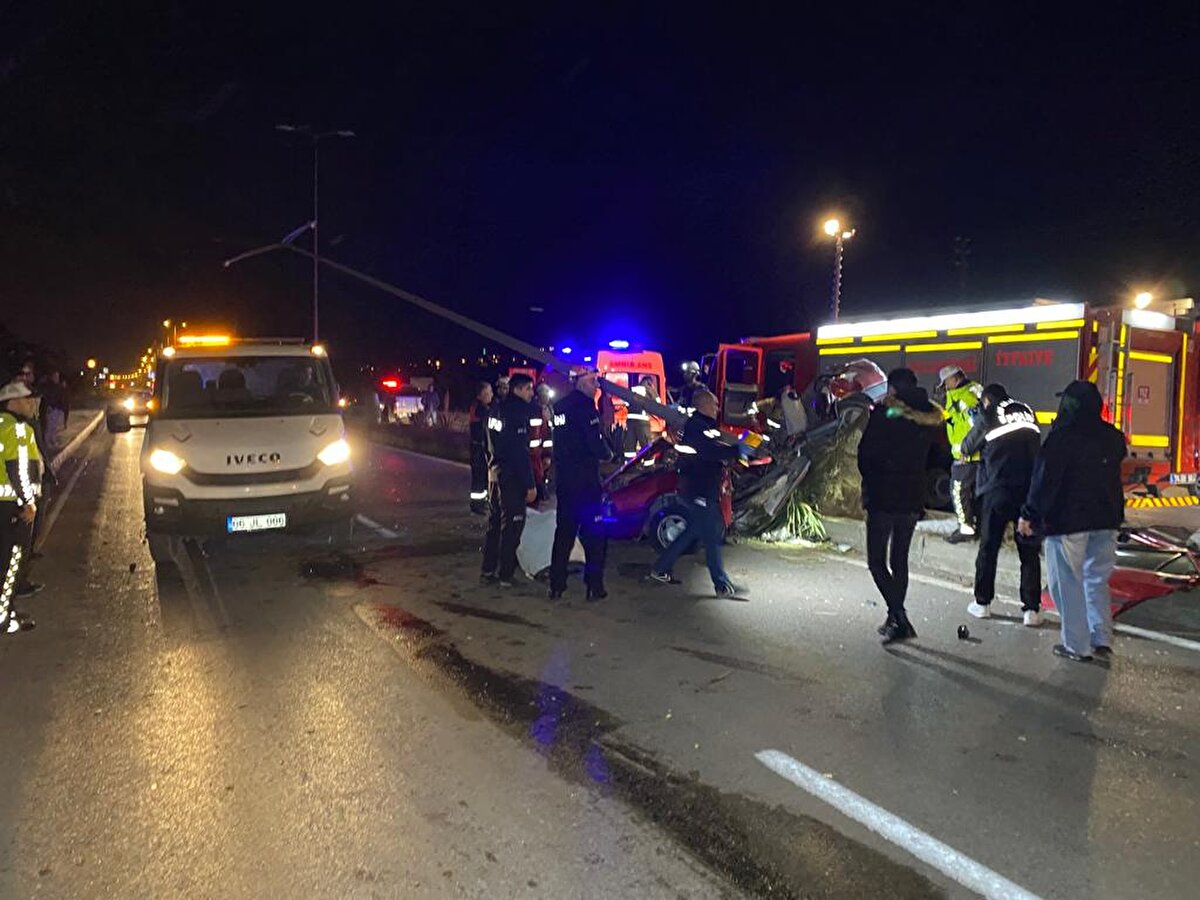 Gece saatlerinde Bartın Toptancılar Sitesi önünde, 15 yaşındaki ehliyetsiz Mustafa Aloğlu yönetimindeki 74 BB 669 plakalı otomobil, sürücüsünün direksiyon kontrolünü yitirmesi sonucu refüjdeki aydınlatma direğine çarptı.<br><br>