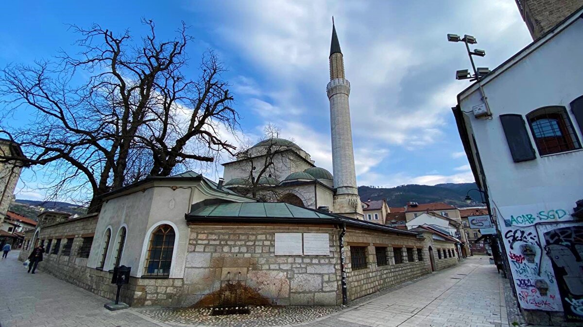 Tarihî Başçarşı'da 1531'de inşa edilen Gazi Hüsrev Bey Camii'nin avlusunun dış duvarında, yapılış tarihinin caminin inşasından öncesine dayandığı söylenen "Çifte Çeşme", insanların sadece susuzluklarını gidermek için durdukları bir yer olmanın dışında, iki özelliğe daha sahip: Yerel halk arasındaki söylentilere göre, cami avlusunun dış duvarında bulunan iki çeşmeden birinden su içen kişinin Saraybosna'ya geri geleceğine, diğerinden su içtiğinde ise Bosna Hersekli biriyle evleneceğine inanılıyor.<br><br>Bu özelliği sebebiyle hem Saraybosna aşığı turistler hem de Bosna Hersekli biriyle evlenmek isteyenler, Başçarşı ziyaretlerinde sık sık bu çeşmeye gelerek su içiyor.