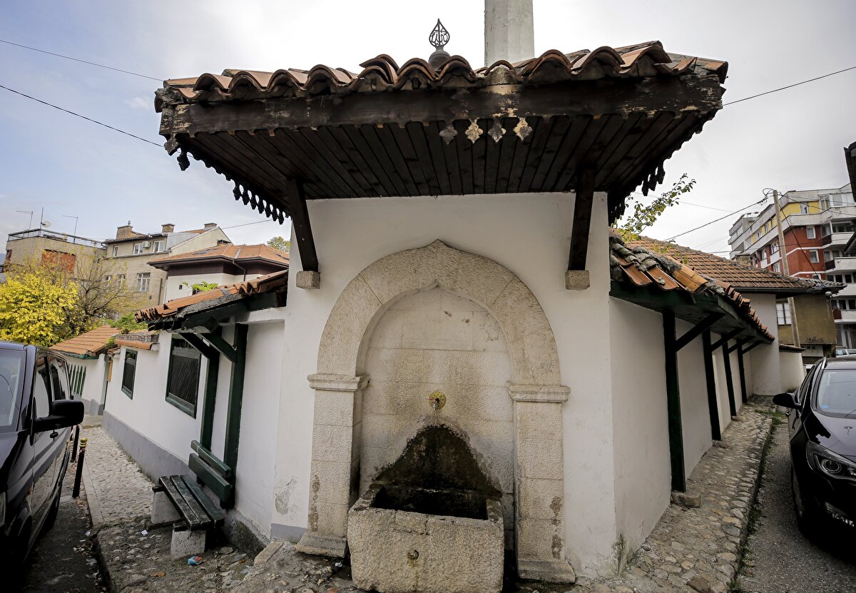 Saraybosna'nın Stari Grad Belediyesindeki Bistrik Mahallesi'nde, Hacı Sulejman Cokadzi tarafından 1539'da yaptırılan ve içinde Yediler (7 kardeş) Türbesi'nin de yer aldığı caminin köşe duvarına inşa edilen "Yediler Çeşmesi" zamanla zarar gördü.<br><br>Bosna Hersek'teki savaşın ardından 1996'da restore edilen "Yediler Çeşmesi", günümüzde,F yapılış amacı olan "hayır çeşmesi" özelliğini taşımaya devam ediyor.