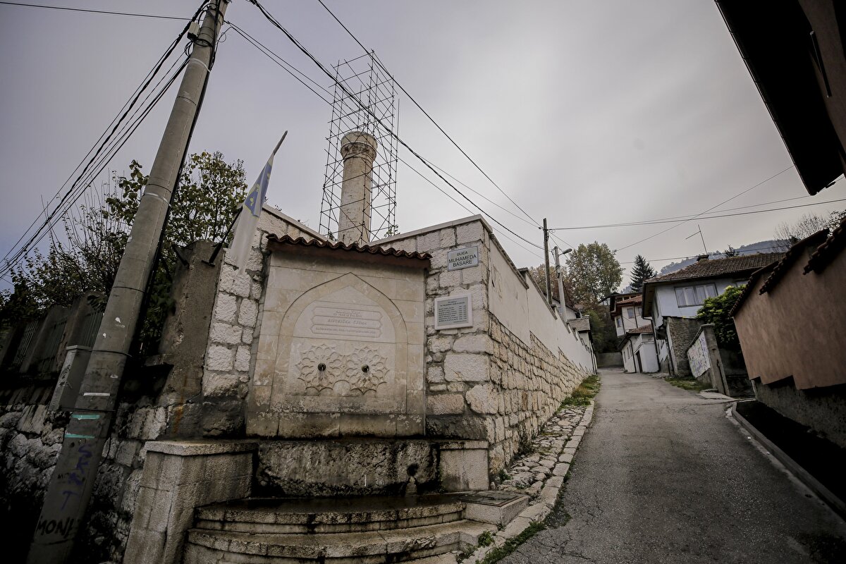 Stari Grad Belediyesi sınırları içerisinde yer alan Bistrik Çeşmesi, Mehmed Bey İshakoviç tarafından Bistrik Medrese ve Muhammed Enver Kadic sokaklarının kesiştiği noktada 1520'de yaptırıldı. İnşa edildiği günden itibaren 502 yıldır ayakta durmayı başaran çeşme, 2006'da restore edildi ve hâlâ "hayır çeşmesi" vasfını taşıyor.