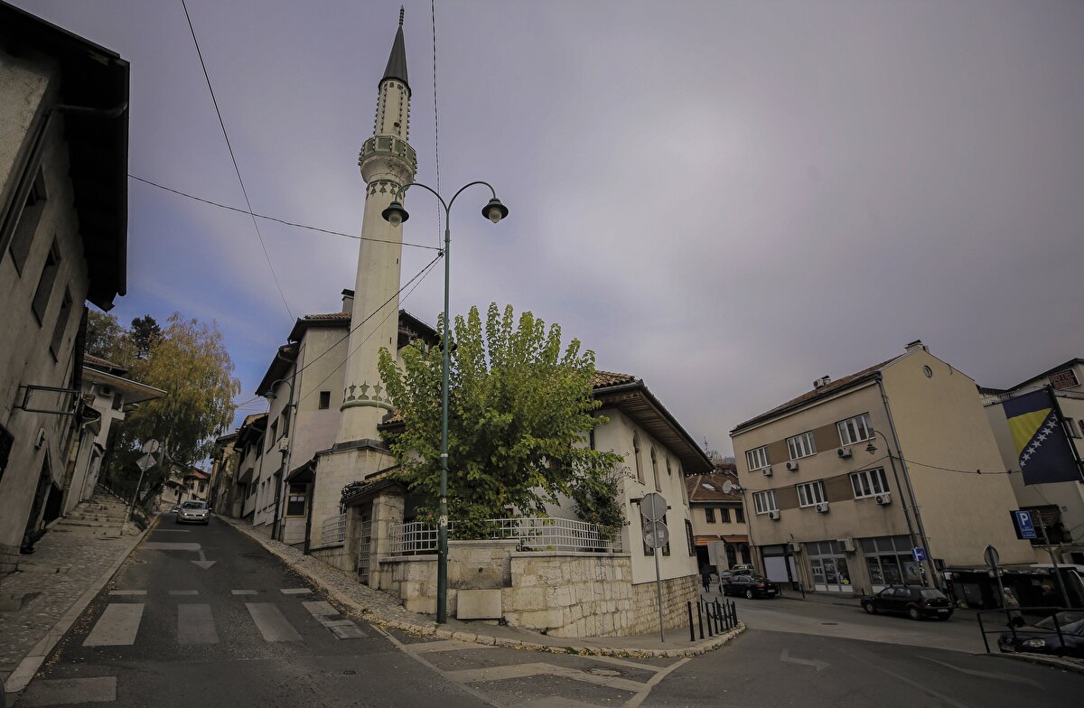 Zekeriya Çelebi ve Mustafa Efendi gibi zamanın önemli isimlerinin türbelerinin de bulunduğu, Durakçı Hacı Ahmet ya da Bakiler Camiii olarak bilinen ibadethanenin avlusunun dış duvarının bulunduğu yere, 1574'te yaptırılan ve 2003'te restore edilen "Bakiler Çeşmesi" de yoldan geçenlerin susuzluğunu gidermeye devam ediyor.
