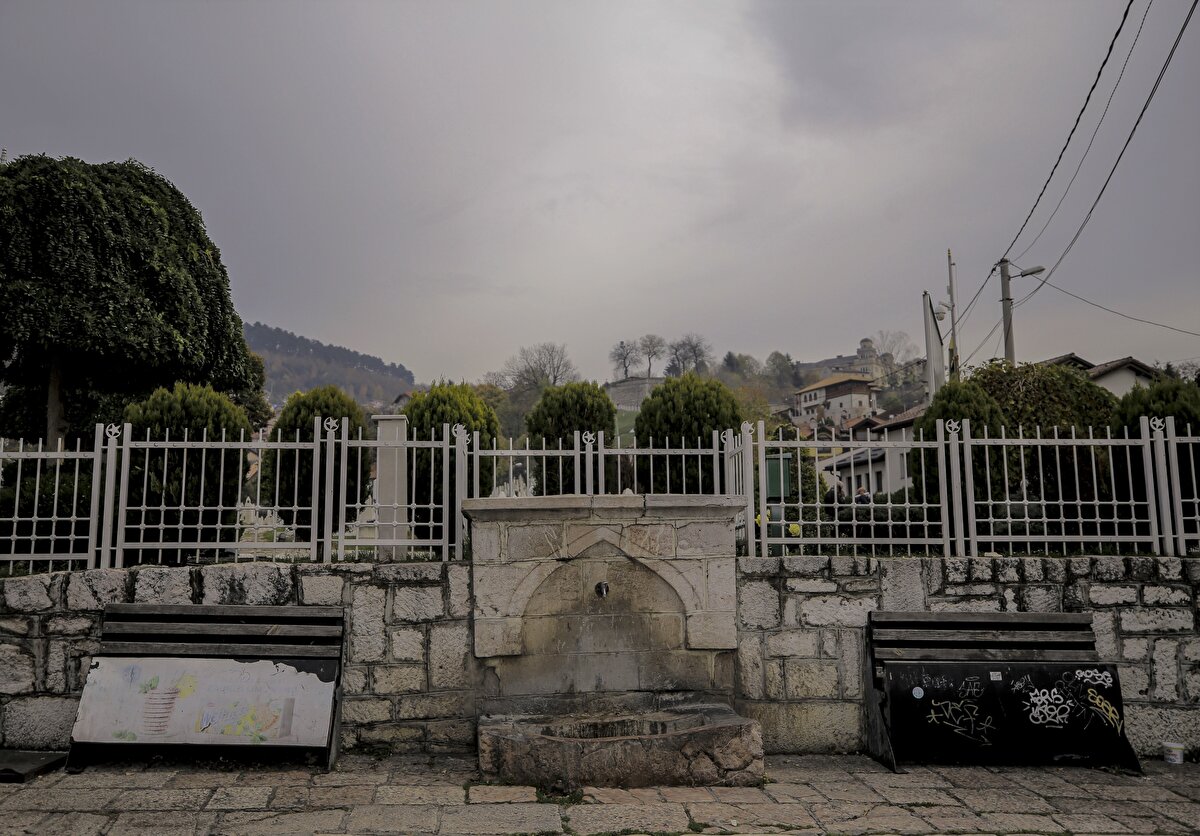 Kovaçi Şehit Mezarlığı'nın dış köşesinde bulunan Kovaçi Çeşmesi'nin yapılış tarihi bilinmezken çeşme hem yoldan geçenlerin hem de mezarlığa ziyarete gelenlerin su ihtiyaçlarını görüyor.