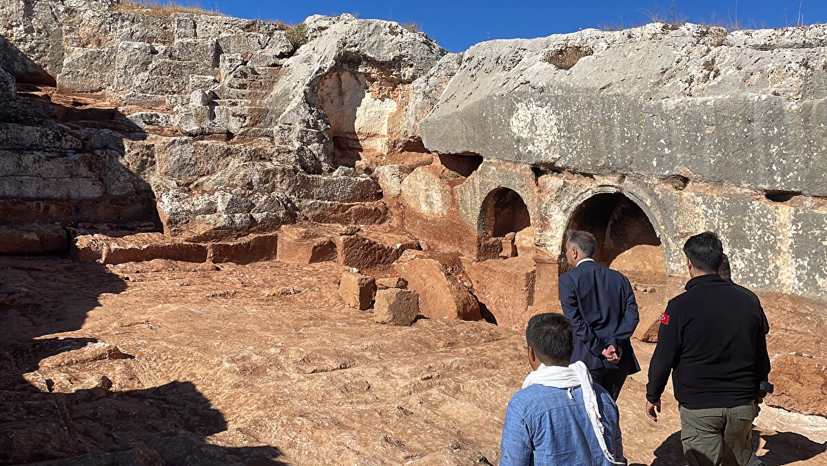 Kazı alanlarını detaylandırdıklarını ifade eden Çuhadar, "Taş ocağı gibi bazı yeni yerler keşfedildi. Bazı yerlerde kayalardaki taş kesimlerinin yarı kaldığını görüyoruz. GAP İdaresi ve İl Özel İdaremizin katkılarıyla buradaki taş ocağında canlandırma yapacağız. Taş nasıl kesiliyor, nasıl çıkarılıyor ve hayvanlar tarafından nasıl taşınıyor canlandıracağız." dedi.<br>