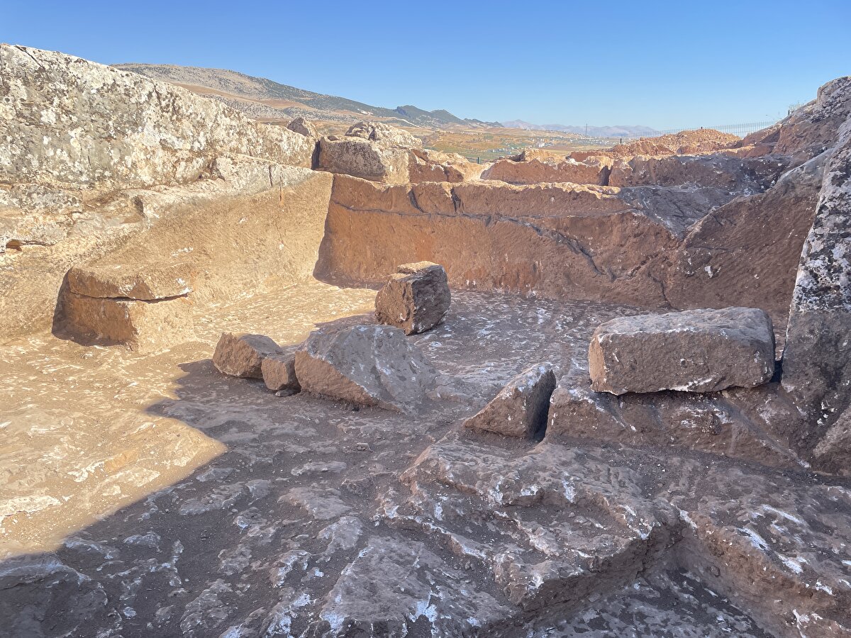 Kazı çalışmalarında her gün yeni bulgulara ulaşıldığını aktaran Vali Çuhadar, "Kent mimarilerinde taş çok önemli, çok kullanılmış. Bu ocaklar da taşın üretildiği yerler. Her geçen yıl burası gün yüzüne çıkıyor, yeni alanları dünya turizmine açacağız." diye konuştu.<br>
