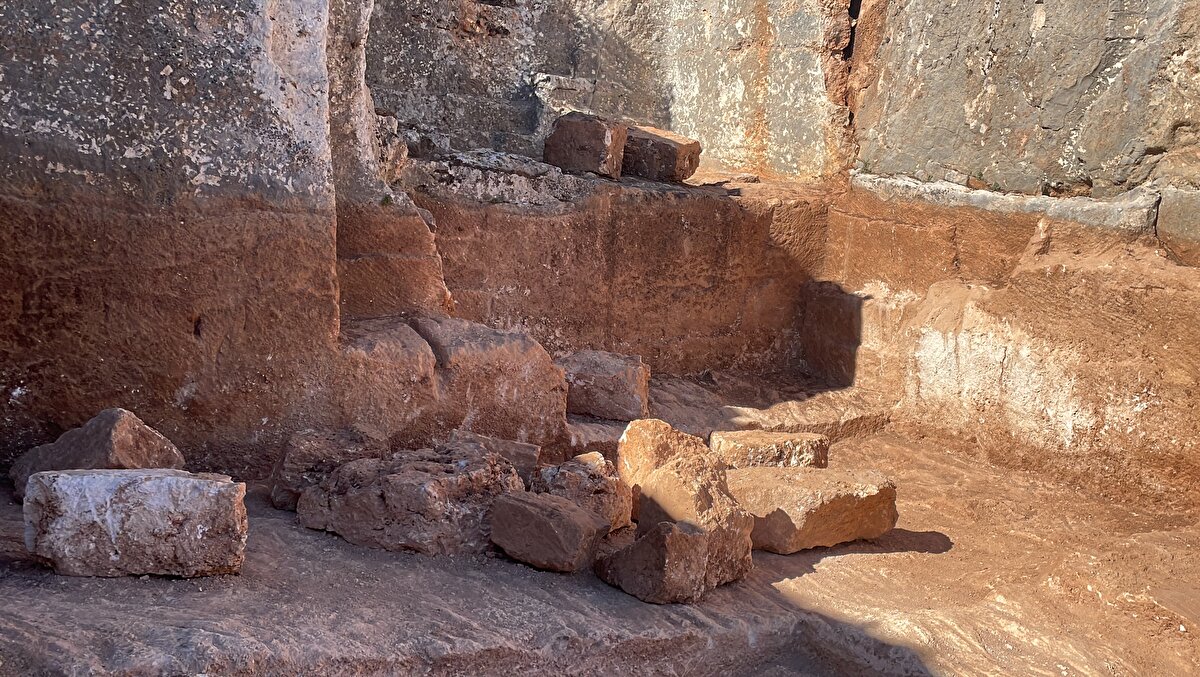 Perre Antik Kenti`nin önemini vurgulayan Çuhadar, şöyle devam etti: "Perre Antik Kenti`ni uzmanlar Efes`e benzetiyor. Bizler de Perre`yi `Doğu`nun Efes`i` olarak adlandırıyoruz. Burayı açığa çıkardığımızda, ayağa kaldırdığımızda bu ticaret şehrinin ihtişamını, zenginliğini ve mükemmel bir şehir formu ortaya çıkaracağız."<br>