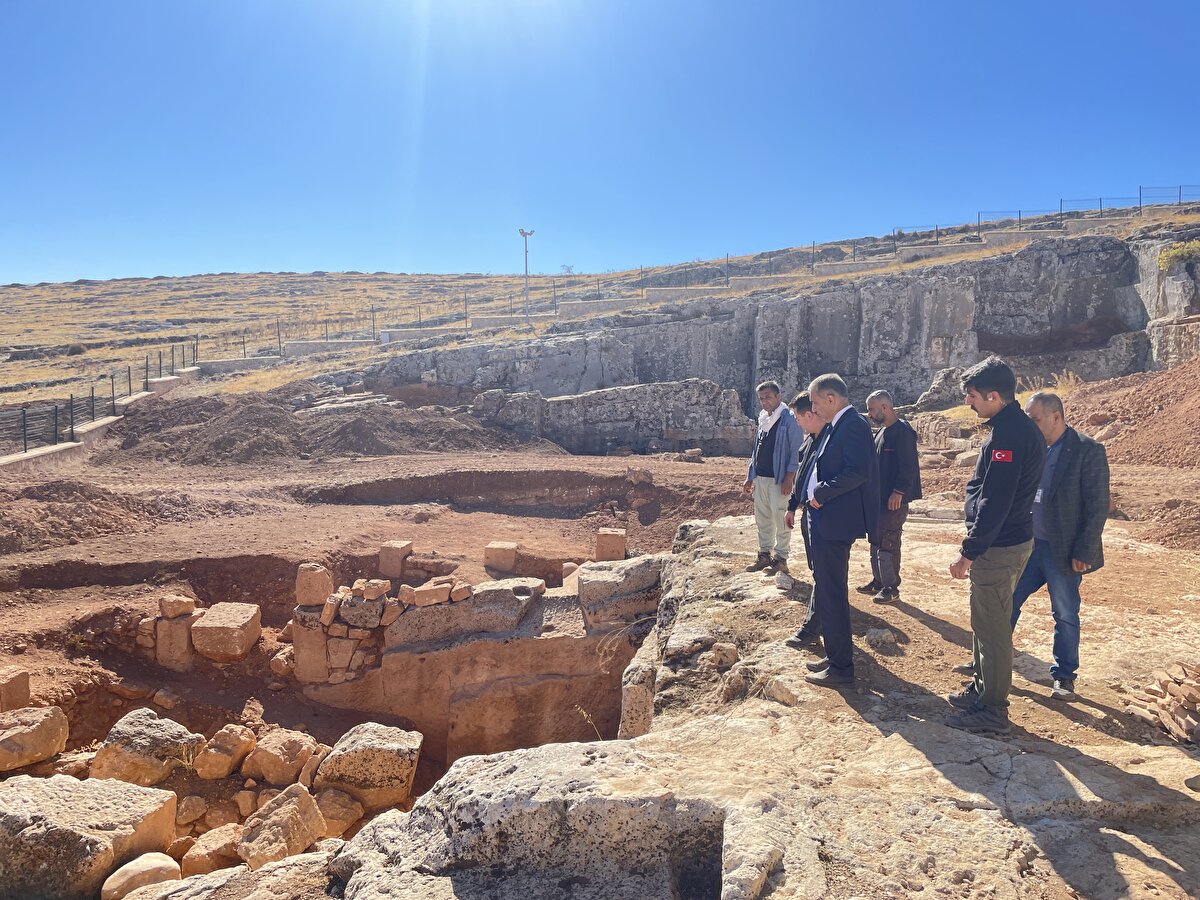 Kazı Başkanı ve Müze Müdürü Mehmet Alkan da kazı çalışmalarında 3 dönümlük taş ocağı bulduklarını hatırlattı.<br>