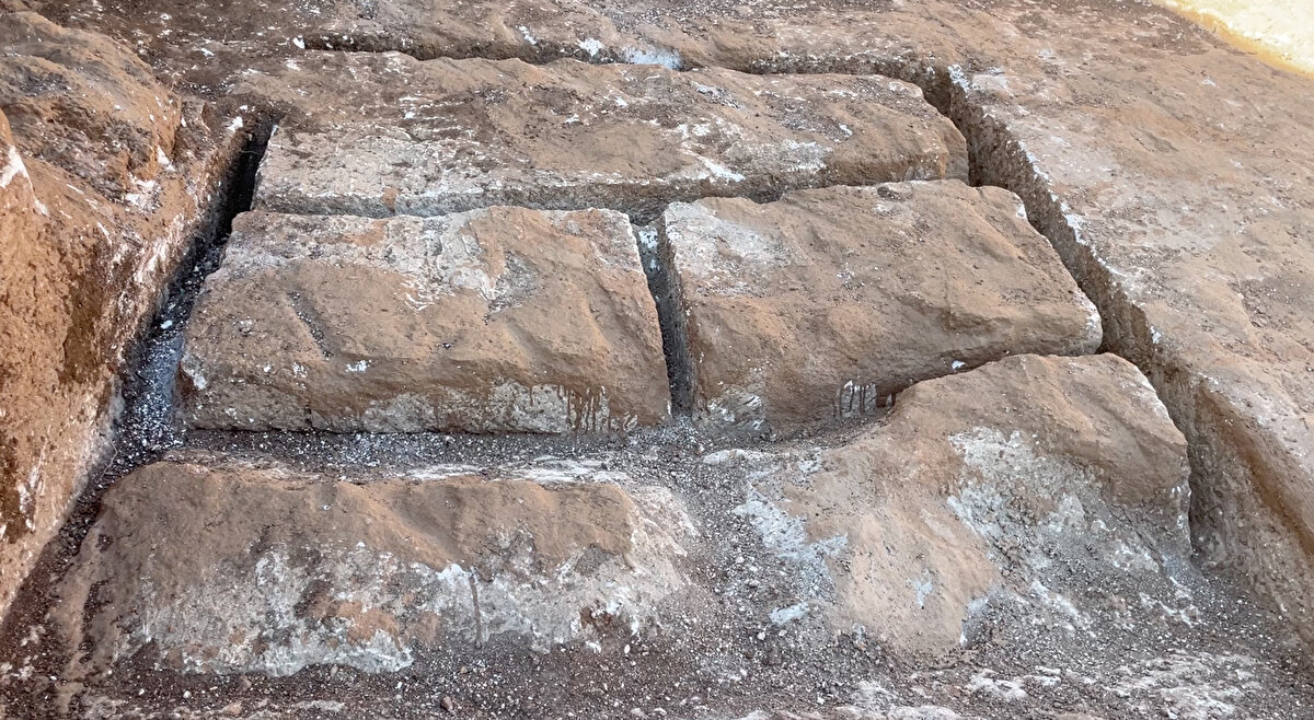 1800 yıllık olduğu belirlenen ocakta incelemelerde bulunan Adıyaman Valisi Mahmut Çuhadar, kazı çalışmalarının aralıksız sürdüğünü belirtti.<br>