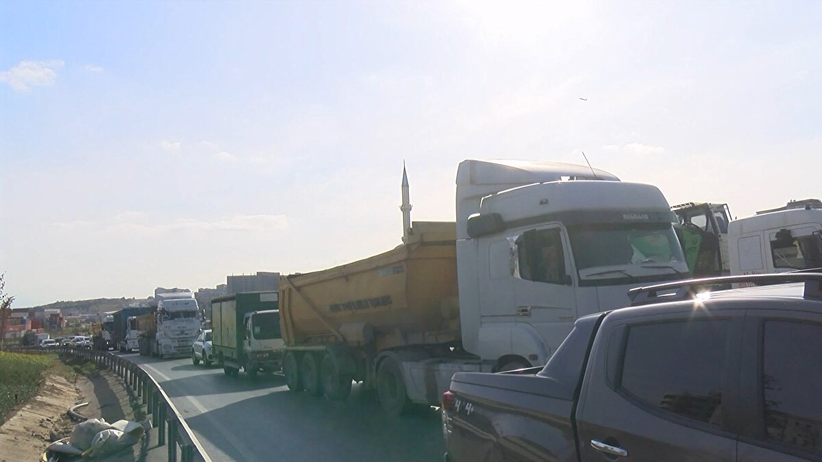 TIR şoförü Kağan Atasoy, "Liman yolundan Çatalca istikametine yükümüz vardı. Sürekli taşıdığımız bir yük. Köprünün giriş ve çıkış kısmındaki ayar bozukluğundan dolayı takıldık. Bir tarafı alçak bir tarafı yüksek olduğundan dolayı geçemedik" dedi.