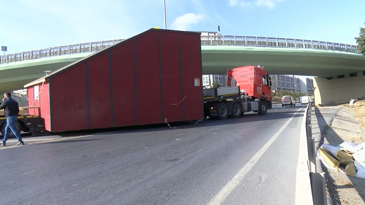  Büyükçekmece istikametine giden Kağan Atasoy yönetimindeki <br>prefabrik ev yüklü TIR varyant altında sıkıştı. Atasoy çabasına rağmen sıkıştığı yerden TIR'ı kurtaramayınca itfaiye ve polise haber verdi.