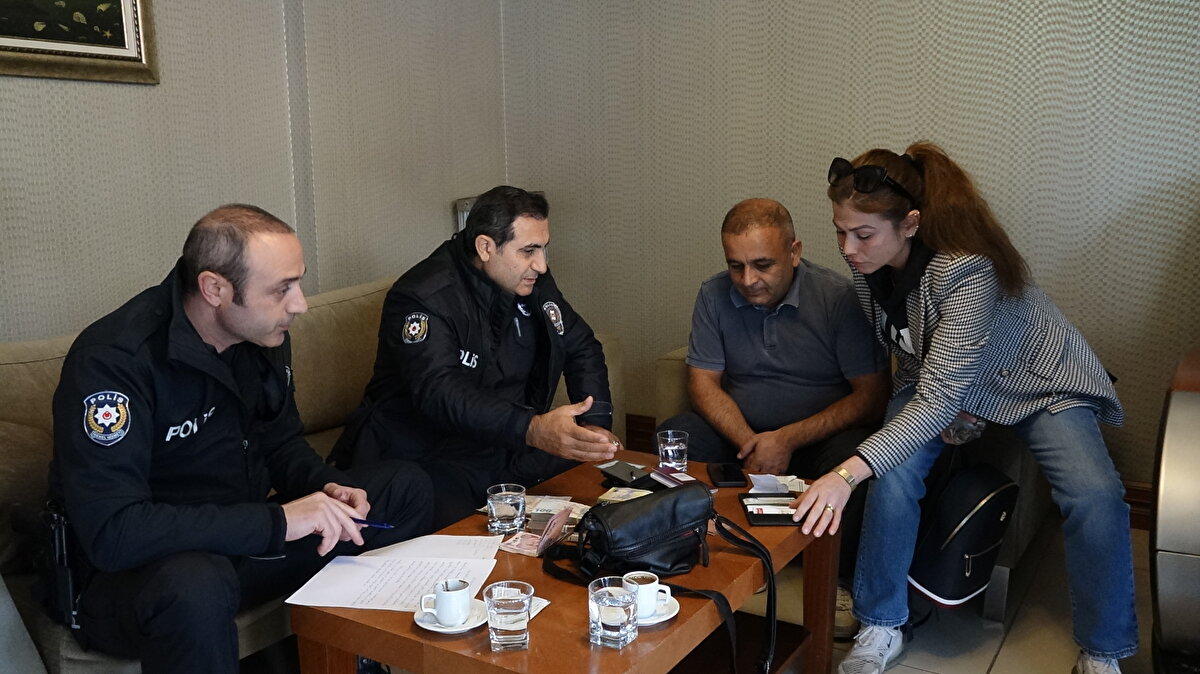 'YAPMAM GEREKENİ YAPTIM'<br>Yıllardır otelde çalıştığını ve bazı müşterilerinin eşyalarını unuttuğunu belirten Onur, "Yapmam gerekeni yaptım. Olması gereken bu. Zaten başka türlü davranmamız beklenemez. Ben yıllardır bu oteldeyim. Her zaman bu şekilde davranıyoruz. Aksi bir şekilde bu zamana kadar hiç olmadı. Allah da öyle bir şeyi nasip etmesin" dedi.