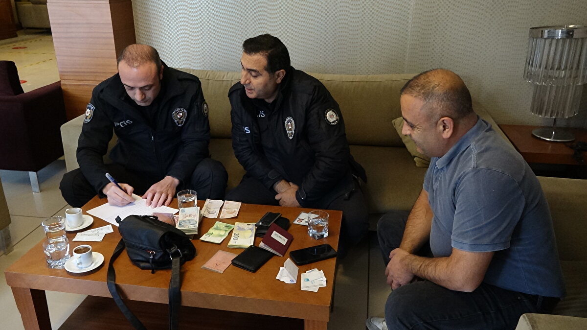 'UNUTULAN HER ŞEYİ ULAŞTIRMAYA ÇALIŞIYORUZ'<br>Restoranda çalışırken Kadir Yılmaz'ın masadan kalkarak gittiğini söyleyen otel çalışanı Harun Onur, "Masayı toparladıktan sonra sandalyenin altında çantayı buldum. Resepsiyona indim, Kadir Bey'e ulaşmaya çalıştık ama yetişemedik. Bunun üzerine polise haber verdik. Memur arkadaşlar geldi ve çantayı teslim ettik. İçinde yüklü miktarda para vardı ama bizim için hiçbir önemi yok. Biz misafirlerimizden kalan her şeyi iletmek için ulaştırmaya çalışıyoruz" ifadelerini kullandı.