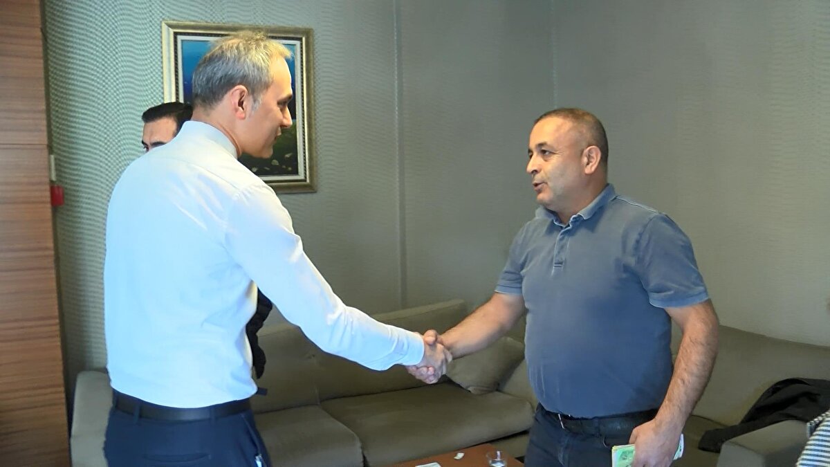 ÇANTADAN 8 BİN 700 EURO VE 22 BİN LİRA ÇIKTI<br>Otel yönetimine haber veren Onur, durumu polis ekiplerine bildirdi. Otele gelen ve çantayı inceleyen polis ekipleri, içinde 8 bin 700 euro ile 22 bin 65 lira tespit etti. İçindeki cüzdanda bulunan kartvizitlerden Kadir Yılmaz'a ulaşan ekipler, çantayı ve paraları ona teslim etti.