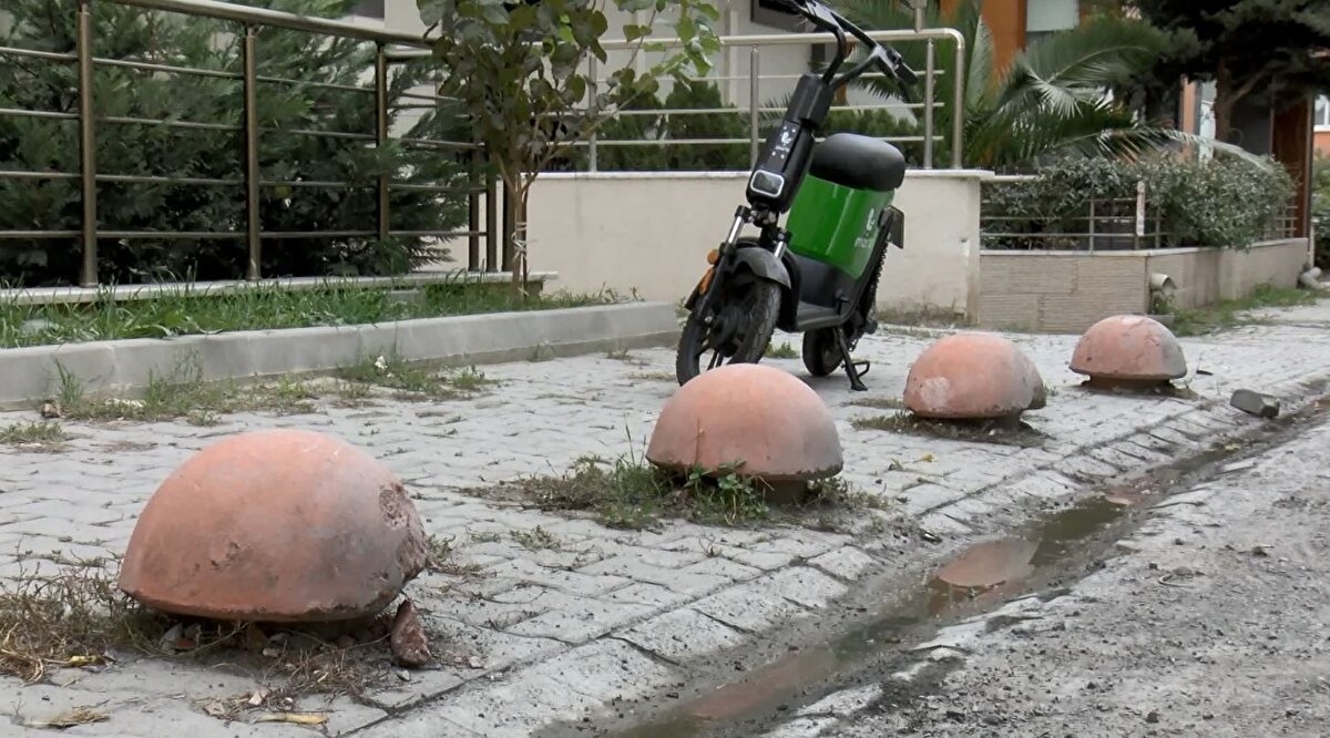 İSKİ: BU HAFTA İÇERİSİNDE YOL ÇALIŞMALARI GERÇEKLEŞTİRİLECEK <br>İSKİ, Karabel Deresi'ndeki ıslah çalışmalarının sürdüğünü belirterek, asfaltlama çalışmalarının hafta başında gerçekleşeceğini duyurdu. İSKİ'den yapılan açıklamada, "İdaremiz, Bakırköy İlçesi Zuhuratbaba Mahallesi'nde Karabal Deresi ıslah çalışmalarına aralıksız devam etmektedir. Karabal Deresi'nin mevcut kesitlerinin yetersiz olması, yağışlı havalarda kronik su baskınlarına yol açması ve beraberinde maddi hasarlara neden olması, derenin ıslah edilmesi zaruri hale gelmiştir. Islah çalışmalarının da sağlıklı bir şekilde devam edebilmesi için bölgedeki altyapının deplase (yer değişikliği) edilmesi gerekmektedir. Bu nedenle Kurumumuz içme suyu isale hatlarının yerlerini değiştirmiştir. Bahse konu olan Zuhuratbaba Mahallesi'ndeki 3 sokakta içme suyu hattı çalışmaları gerçekleştirilmiştir. 10 Ekim'de başlayan çalışmalar kapsamında bölgede isale hatları inşa edilmiş ve mevcut sisteme entegre edilmiştir. Çalışmalar 2 Kasım 2022 tarihinde sona ermiştir. Bu hafta içerisinde parke taşlarına yapılacak müdahalenin ardından asfaltlama çalışmaları ise önümüzdeki hafta başında gerçekleştirilecektir" denildi. 